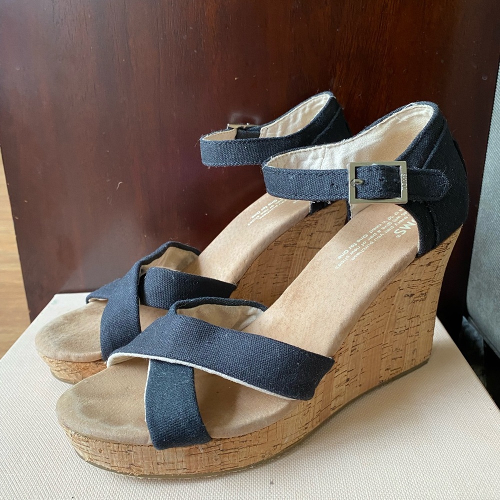 TOMS Black Wedge